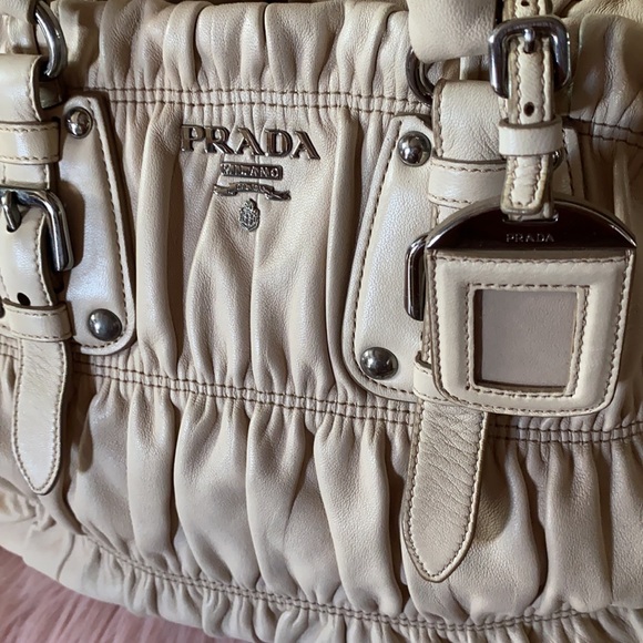 Authentic Prada handbag in Good Conditions - Picture 4 of 10